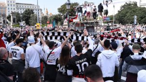 Heiß auf das Finale: Die Eintracht-Fans vor Ort fiebern dem Anpfiff heute Abend um 21 Uhr in Sevilla entgegen. Foto: IMAGO/Revierfoto