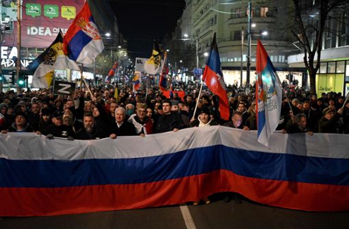 Rund tausend pro-russische Demonstranten sind in Belgrad auf die Straße gegangen. Foto: AFP/ANDREJ ISAKOVIC