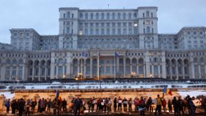 Das Dekret hatte auch am Samstag wieder rund 30.000 Menschen in Bukarest auf die Straße gehen lassen. Foto: AP