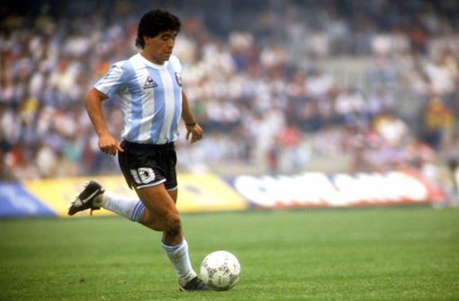 Kompakt, drahtig, eng am Ball: Maradona im argentinischen Nationaltrikot. Foto: imago sportfotodienst/imago sportfotodienst