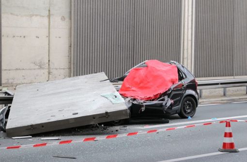 Eine große Betonplatte einer Lärmschutzwand ist auf der Autobahn 3 bei Köln auf einen Wagen gestürzt und hat eine Autofahrerin getötet. Foto: dpa/Daniel Evers
