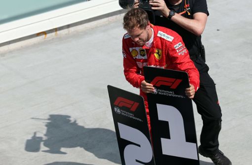 Porotestaktion: Sebastian Vettel vertauscht einfach die Nummernschilder. Foto: dpa