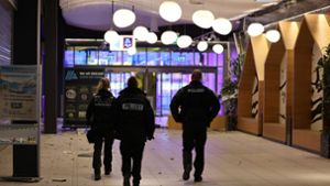 Polizisten begutachten am Morgen das Chaos im Einkaufszentrum. Foto: SDMG/ Kern