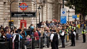 Etliche Menschen warten auf die Prozession mit dem Sarg der Queen. Foto: AFP/JOHN SIBLEY