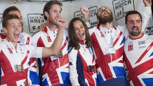Nach dem Radrennen quer durch die USA freut sich Pippa Middleton mit ihrem Team über ihre sportliche Leistung. Foto: dpa