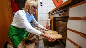 In den heimischen Backofen in der Küche  passen problemlos zwei Brote: Christel Raasch backt seit Ende der 1970er Jahre selbst. Foto: Simon / Granville