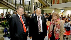 Martina Koch-Haßdenteufel gratuliert, Thomas Heckert (links) hat Eberhard Blanz ins Amt eingesetzt. Foto: factum/Bach