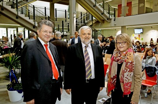 Martina Koch-Haßdenteufel gratuliert, Thomas Heckert (links) hat Eberhard Blanz ins Amt eingesetzt. Foto: factum/Bach