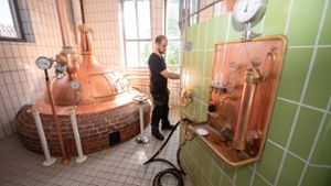 Leopold Volk ist Brau- und Malzmeister der Adler-Bräu Wiernsheim. 1500 Liter Bier musste die kleine Brauerei bereits vernichten. Foto: dpa/Sebastian Gollnow
