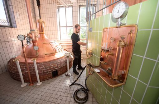 Leopold Volk ist Brau- und Malzmeister der Adler-Bräu Wiernsheim. 1500 Liter Bier musste die kleine Brauerei bereits vernichten. Foto: dpa/Sebastian Gollnow