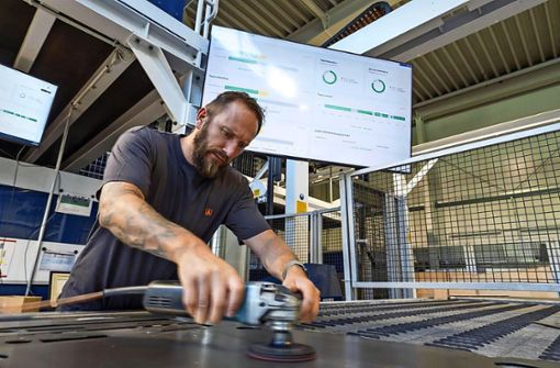 Die Maschinenbediener beim österreichischen Gehäusehersteller Schinko sehen per Display jederzeit sämtliche Details zum Stand der aktuellen Produktion. Foto: GFT/Wolfram Scheible