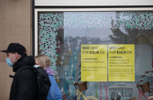 In der Stuttgarter Innenstadt sind die Geschäfte geschlossen und nur vereinzelt Passanten unterwegs. Viele Einzelhändler versuchen. über das Internet ihre Waren doch noch zu verkaufen. Foto: /Leif Piechowski