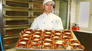 Justin Bosch ist der Chef der Bäckerei Bosch im Stuttgarter Westen. Vor ihm haben dort schon sein Vater, Opa und Uropa Brezeln geschlungen. Foto: privat