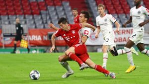 Bayern Münchens Robert Lewandowski  in Aktion gegen Frankfurts Verteidiger. Foto: dpa/Kai Pfaffenbach