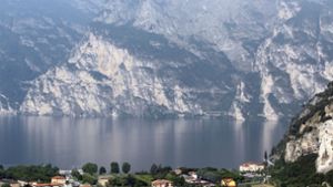 Die Gemeinde Torbole am Gardasee in Italien. Italien befindet sich nicht mehr auf der Liste der Corona-Risikogebiete. (Archivbild) Foto: dpa/Daniel Karmann