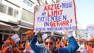 Ärzte und Ärztinnen demonstrieren in Stuttgart für bessere Arbeitsbedingungen. Foto: Andreas Rosar/Fotoagentur-Stuttgart
