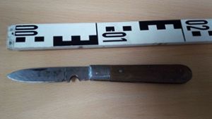 Laut Polizei sind viele Hinweise eingegangen, die dabei helfen könnten, den Täter zu fassen, der mit diesem Messer eine Schaukel in Rheinstetten präpariert hatte. Foto: Polizei Karlsruhe