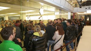 Anstehen für das neue iPhone 6S: Im Breuningerland in Sindelfingen hatte sich am Freitagmorgen schon lange vor der Ladenöffnung eine Menschenschlange gebildet. Foto: www.7aktuell.de | Jonas Oswald