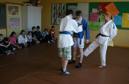 Janette Peters, Judo-Vizeweltmeisterin,  zeigt den Schülern die Grundtechniken des japanischen Kampfsports Judo. Foto: Stefanie Käfferlein