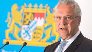 Innenminister Joachim Herrmann kämpft gegen die „Lügenpropaganda“, wie er die Kritik am Polizeigesetz einstuft. Foto: dpa