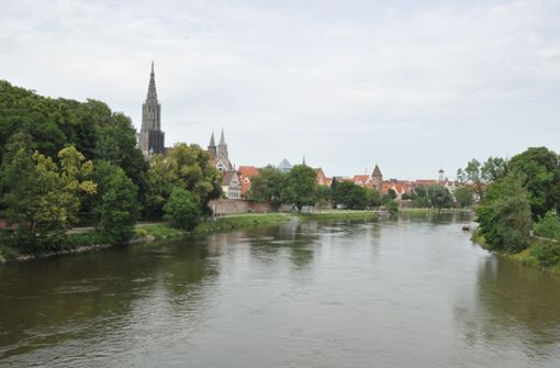 Auf der Suche nach ihrem Handy war eine Frau in Neu-Ulm in der Donau verschwunden. Foto: dpa