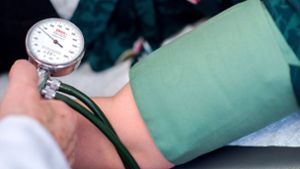 Ein Arzt misst den Blutdruck eines Patienten in der Notaufnahme. Foto: dpa