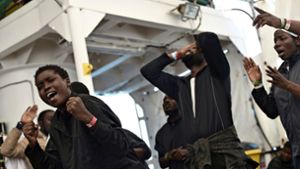 Flüchtlinge freuen sich, dass sie von einem Rettungsschiff aufgenommen worden sind. Foto: dpa/SOS Mediterranee