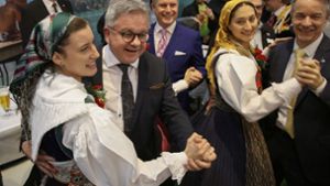 Justizminister Guido Wolf hat Rhythmus im Blut, wie hier bei einem Tänzchen auf der Tourismusmesse in Stuttgart 2019. Foto: Lichtgut//Leif Piechowski