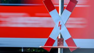 Bei einem Bahnübergang in Tübingen kam es fast zu einem Zusammenstoß. (Symbolbild) Foto: dpa/Jens Büttner