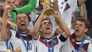 Weltmeister-Kapitän Philipp Lahm (Mitte) soll zum Ehrenspielführer der Nationalmannschaft ernannt werden. Foto: dpa