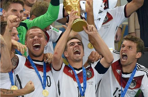 Weltmeister-Kapitän Philipp Lahm (Mitte) soll zum Ehrenspielführer der Nationalmannschaft ernannt werden. Foto: dpa