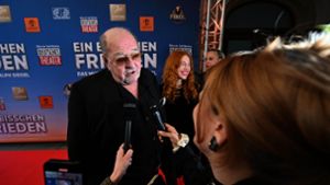 Komponist Ralph Siegel gibt ein Interview vor der München-Premiere seines Musicals Ein bisschen Frieden. Foto: Felix Hörhager/dpa