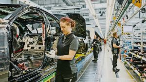 Bei den Themenführungen kann man in verschiedene Arbeitsbereiche der Mercedes-Benz-Produktion in Sindelfingen hineinschnuppern. Foto: MediaPortal Daimler AG