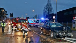 Unfall in Kornwestheim: Ein Auto ist  gegen einen Ampelmast auf einer Verkehrsinsel gekracht. Foto: KS-Images.de/Andreas Rometsch