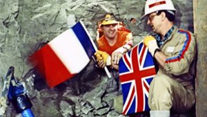 Durchbruch nach drei Jahren: Der  Franzose Philippe Cozette (rechts) und der Brite  Graham Fagg  schütteln sich die Hand. Foto: AFP