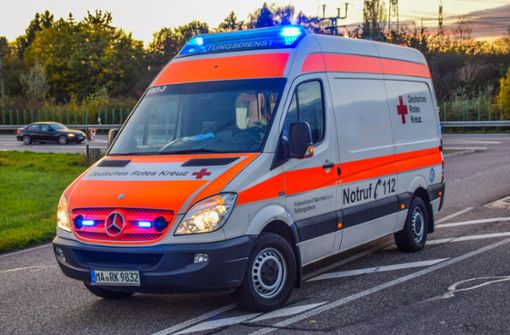 Ein Rettungswagen brachte den verletzten Mann in ein Krankenhaus (Symbolbild). Foto: 7aktuell.de/Fabian Geier