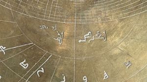 Ein rund 1000 Jahre altes Astrolabium weist Gravuren in arabischer und hebräischer Schrift auf, außerdem eingeritzte Ziffern, die auf den Gebrauch der lateinischen Schrift hinweisen. Foto: dpa/Federica Gigante