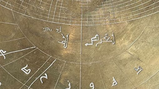Ein rund 1000 Jahre altes Astrolabium weist Gravuren in arabischer und hebräischer Schrift auf, außerdem eingeritzte Ziffern, die auf den Gebrauch der lateinischen Schrift hinweisen. Foto: dpa/Federica Gigante
