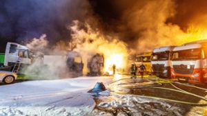 Vier Sattelzug-Maschinen gingen bei dem Brand in Köngen in Flammen auf. Foto: 7aktuell.de/Daniel Jüptner