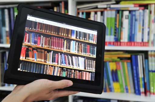 Können E-Reader eine klimafreundlichere Variante zu Büchern sein? Foto: dpa/Marc Tirl