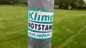 Nur Symbolpolitik? Aufkleber „Klimanotstand“ an einem Laternenmasten in Konstanz. Foto: jan