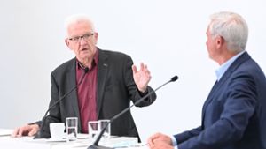 Ministerpräsident Winfried Kretschmann (links) und CDU-Landeschef Thomas Strobl am Dienstag in der Stuttgarter L-Bank, dem Ort der grün-schwarzen Koalitionsverhandlungen Foto: dpa/Bernd Weissbrod