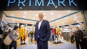 Primark-Chef Wolfgang Krogmann vor der Filiale im Einkaufszentrum Milaneo. Foto: Lichtgut/Achim Zweygarth
