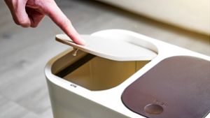 Wenn der Mülleimer stinkt und der Geruch in der Umgebung wahrnehmbar ist, helfen die folgenden 10 Tipps und Hausmittel, um die üblen Gerüche zu beseitigen.