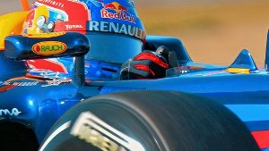 Die Reifen stehen bei den ersten Tests im Fokus der Rennställe. Hier fährt Marc Webber den neuen Red Bull. Foto: AP