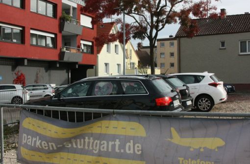 Noch ist diese Brachfläche in Echterdingen ein gern genutzter Parkplatz für Flugreisende. Foto: Natalie Kanter