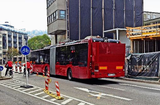 Ein knallrot lackierter Citaro fährt derzeit zur Erprobung der neuen Klimatisierung auch durch Stuttgart. Foto: StZN
