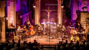 Die stimmungsvoll illuminierte Stadtkirche bot den passenden Rahmen für ein außergewöhnliches Konzert. Foto: Roberto Bulgrin