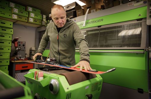 Den Skivollautomat hat Jörg Höckel vor zwei Jahren angeschafft. Jetzt sitzt er nicht mehr bis weit in die Nacht  da, um Bretter zu richten. Foto: Gottfried Stoppel