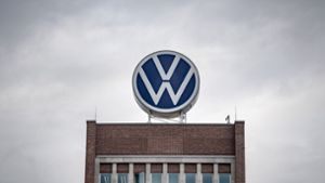 Volkswagen will Dieselkunden nun doch entschädigen. Foto: dpa/Sina Schuldt